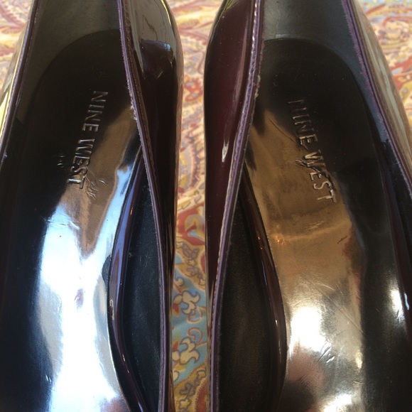 Nine West purple metallic peep toe heels, sz 9 - Picture 7 of 8